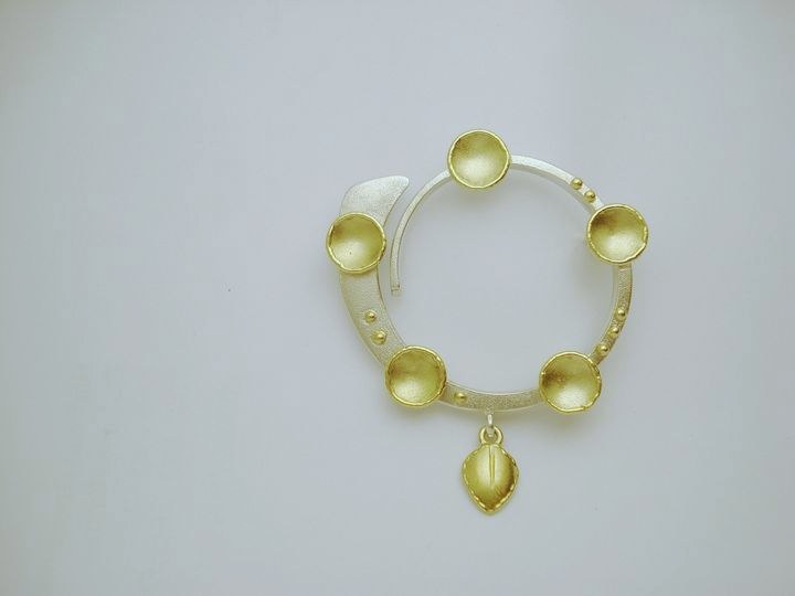 Broche, zilver met goud. 5 kommetjes zijn de kinderen. hoeveel kleinkinderen heeft ze? Ontwerp van de klant. Goudsmid Hans Rietman